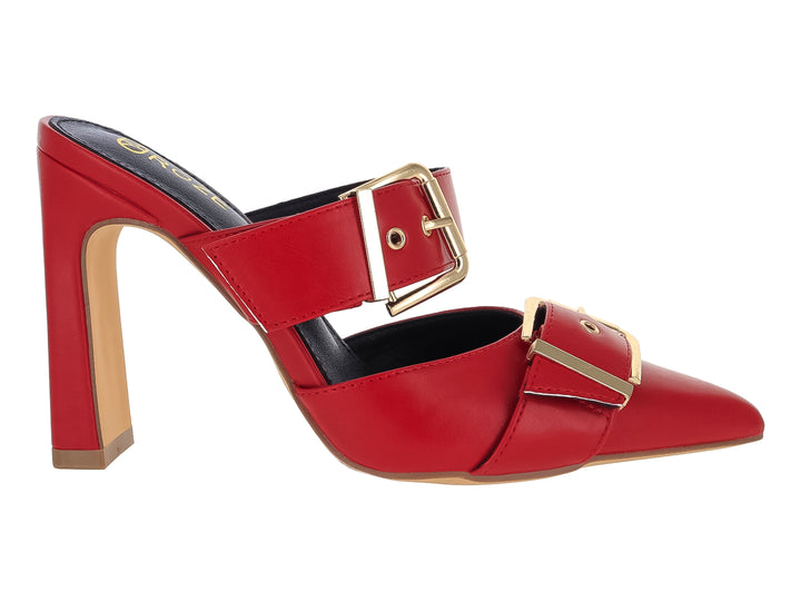 Zapato mule rojo de tacón cuadrado con punta afilada y hebillas doradas decorativas.