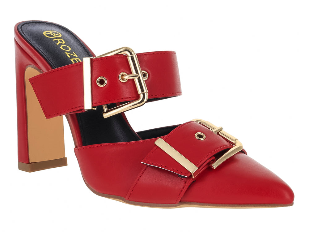 Zapato mule rojo de tacón cuadrado con punta afilada y hebillas doradas decorativas.