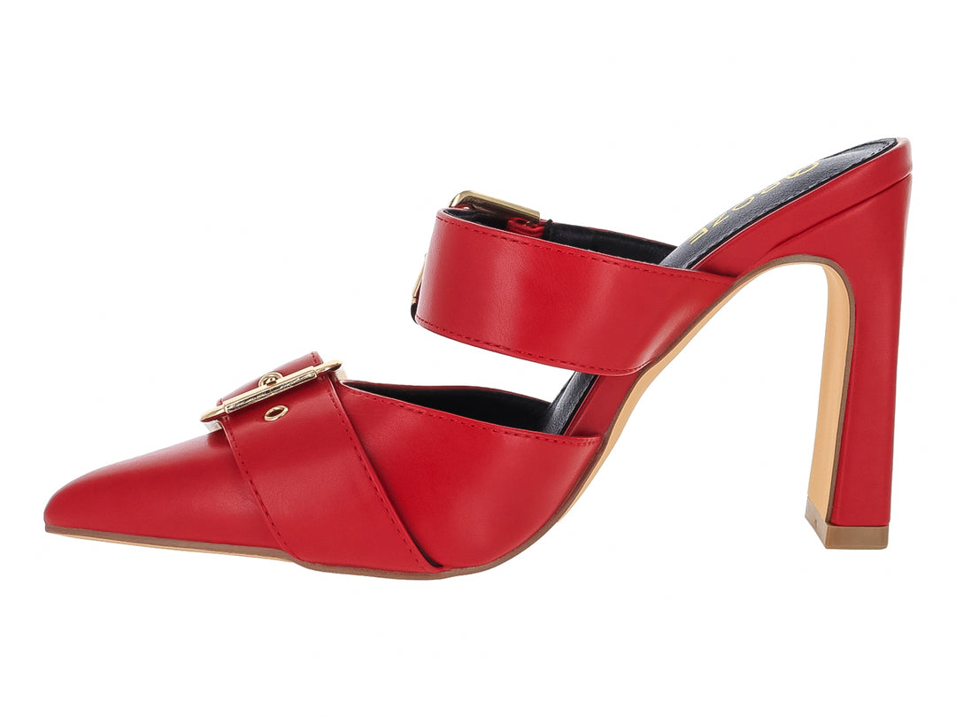 Zapato mule rojo de tacón cuadrado con punta afilada y hebillas doradas decorativas.
