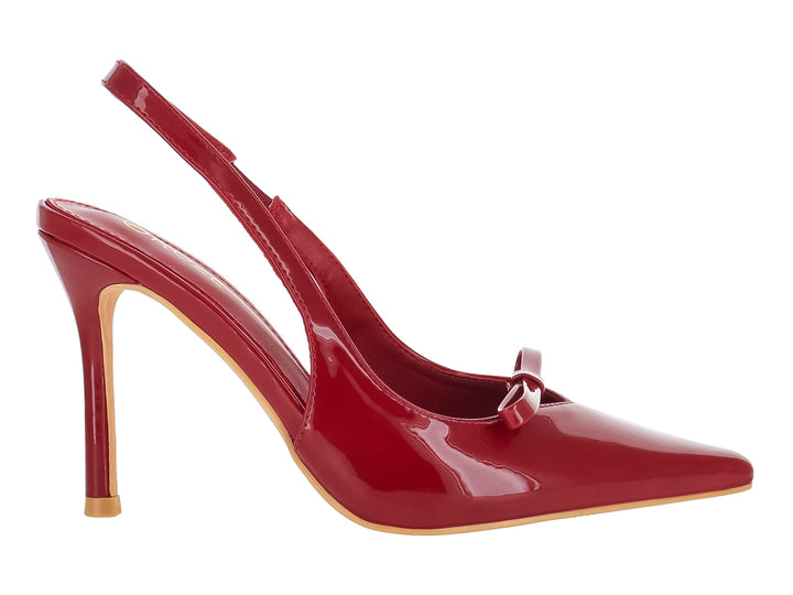 Zapato de tacón rojo brillante con punta aguda, detalle de moño y correa posterior.