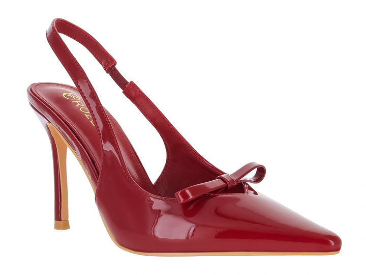 Zapato de tacón rojo brillante con punta aguda, detalle de moño y correa posterior.