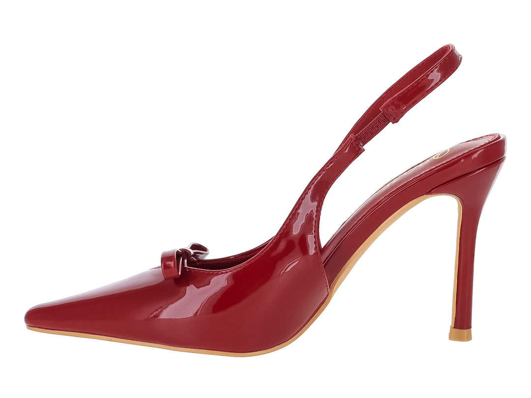 Zapato de tacón rojo brillante con punta aguda, detalle de moño y correa posterior.