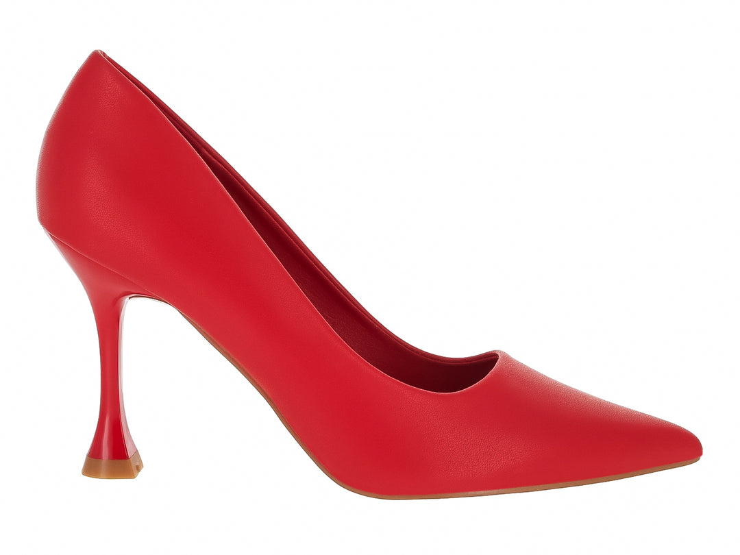 Zapato de tacón alto color rojo con punta fina y tacón acampanado.
