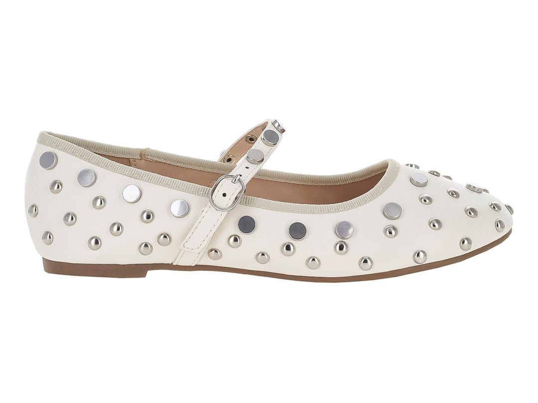Zapato plano color off white con detalles de tachuelas plateadas y correa ajustable con hebilla.