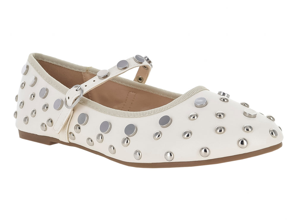Zapato plano color off white con detalles de tachuelas plateadas y correa ajustable con hebilla.