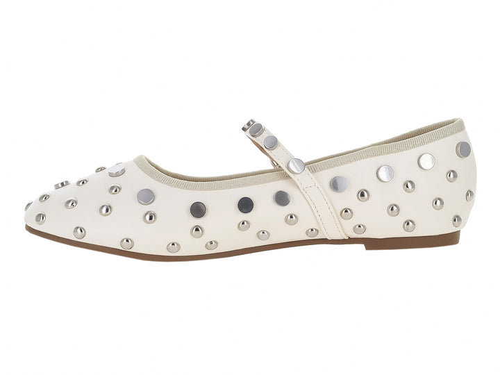 Zapato plano color off white con detalles de tachuelas plateadas y correa ajustable con hebilla.