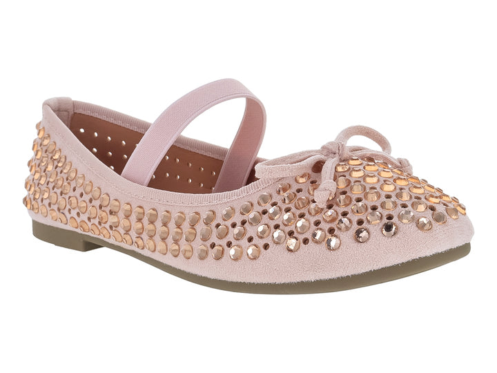 Zapato plano rosa para niña con tachuelas doradas y correa en el empeine.