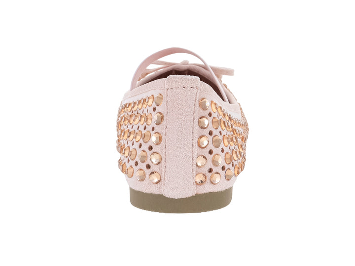 Zapato plano rosa para niña con tachuelas doradas y correa en el empeine.