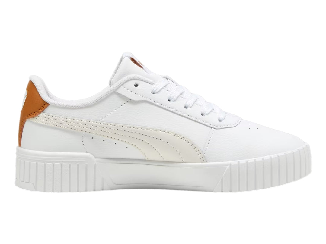 Tenis PUMA Carina 2.0 en color blanco con detalles en crema y marrón en el talón, suela blanca ancha.