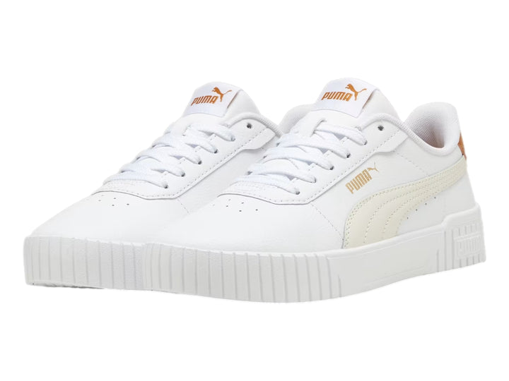 Tenis PUMA Carina 2.0 en color blanco con detalles en crema y marrón en el talón, suela blanca ancha.
