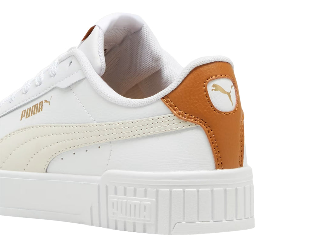 Tenis PUMA Carina 2.0 en color blanco con detalles en crema y marrón en el talón, suela blanca ancha.