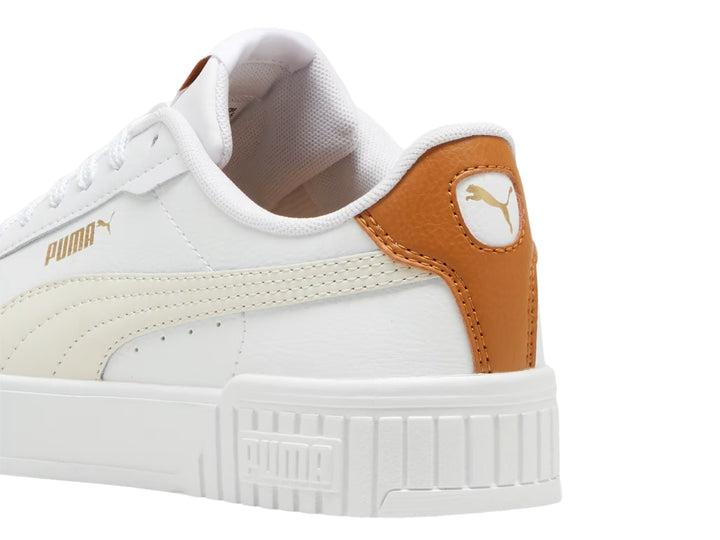 Tenis PUMA Carina 2.0 en color blanco con detalles en crema y marrón en el talón, suela blanca ancha.