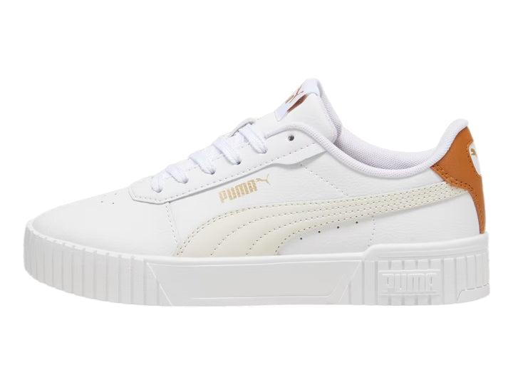 Tenis PUMA Carina 2.0 en color blanco con detalles en crema y marrón en el talón, suela blanca ancha.