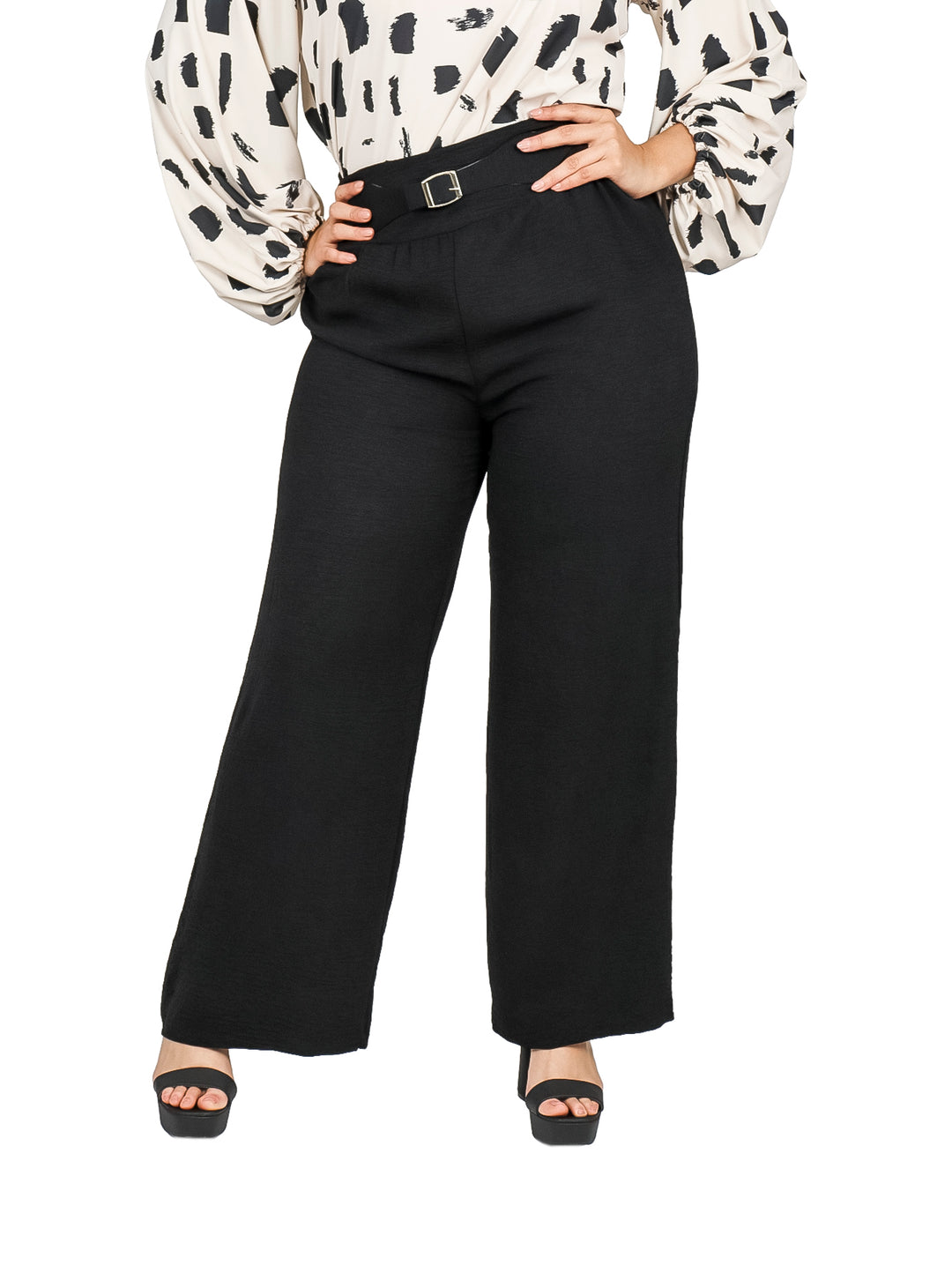 Mujer vistiendo pantalón negro de corte ancho con cinturón integrado.