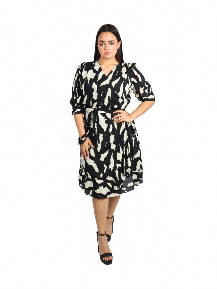 Mujer vistiendo un vestido corto de color negro con estampado ivory, manga corta y cuello en V.