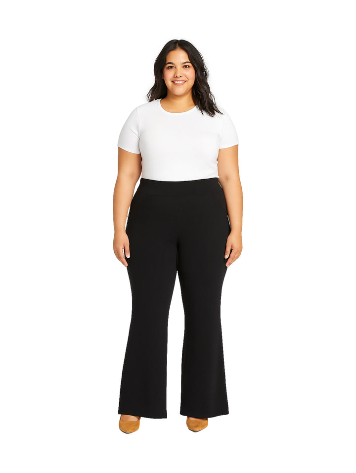 Mujer vistiendo pantalón recto negro de maternidad y camiseta blanca.