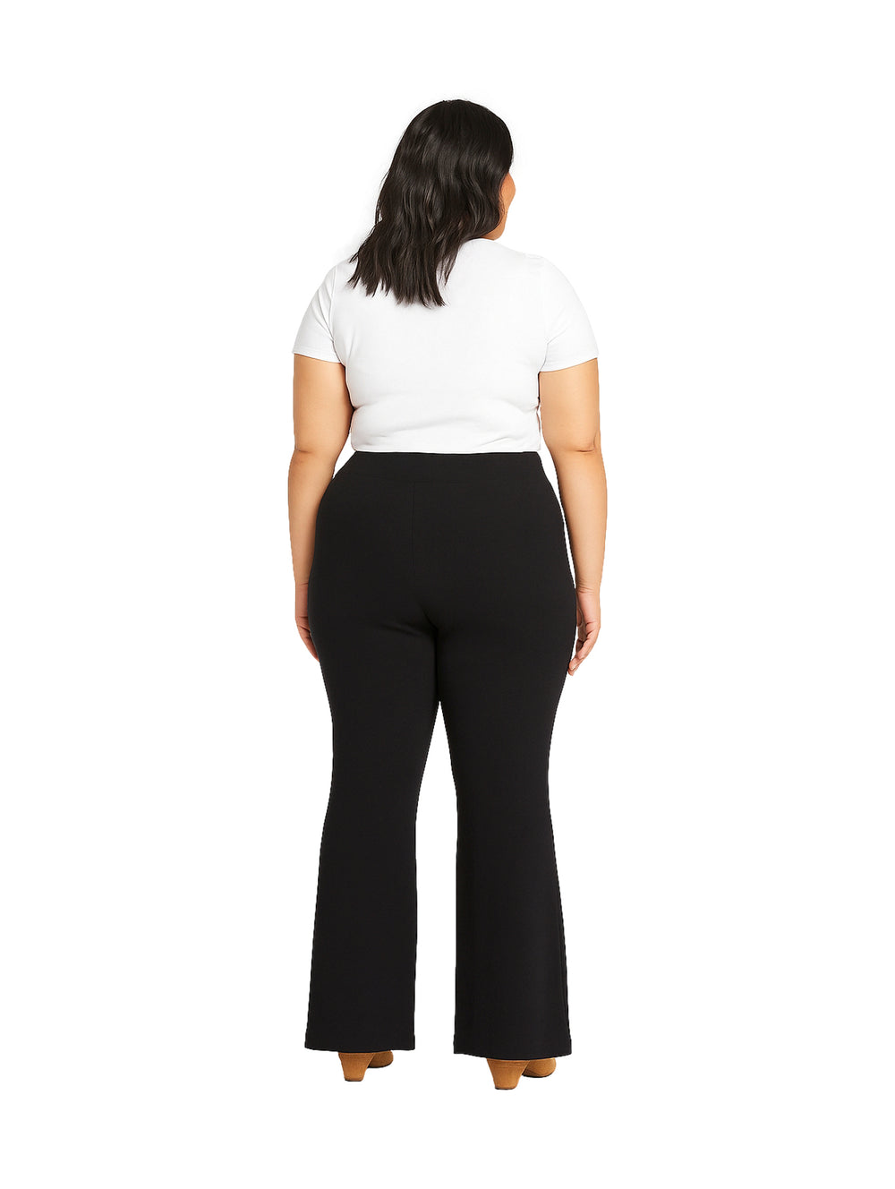 Mujer vistiendo pantalón recto negro de maternidad y camiseta blanca.