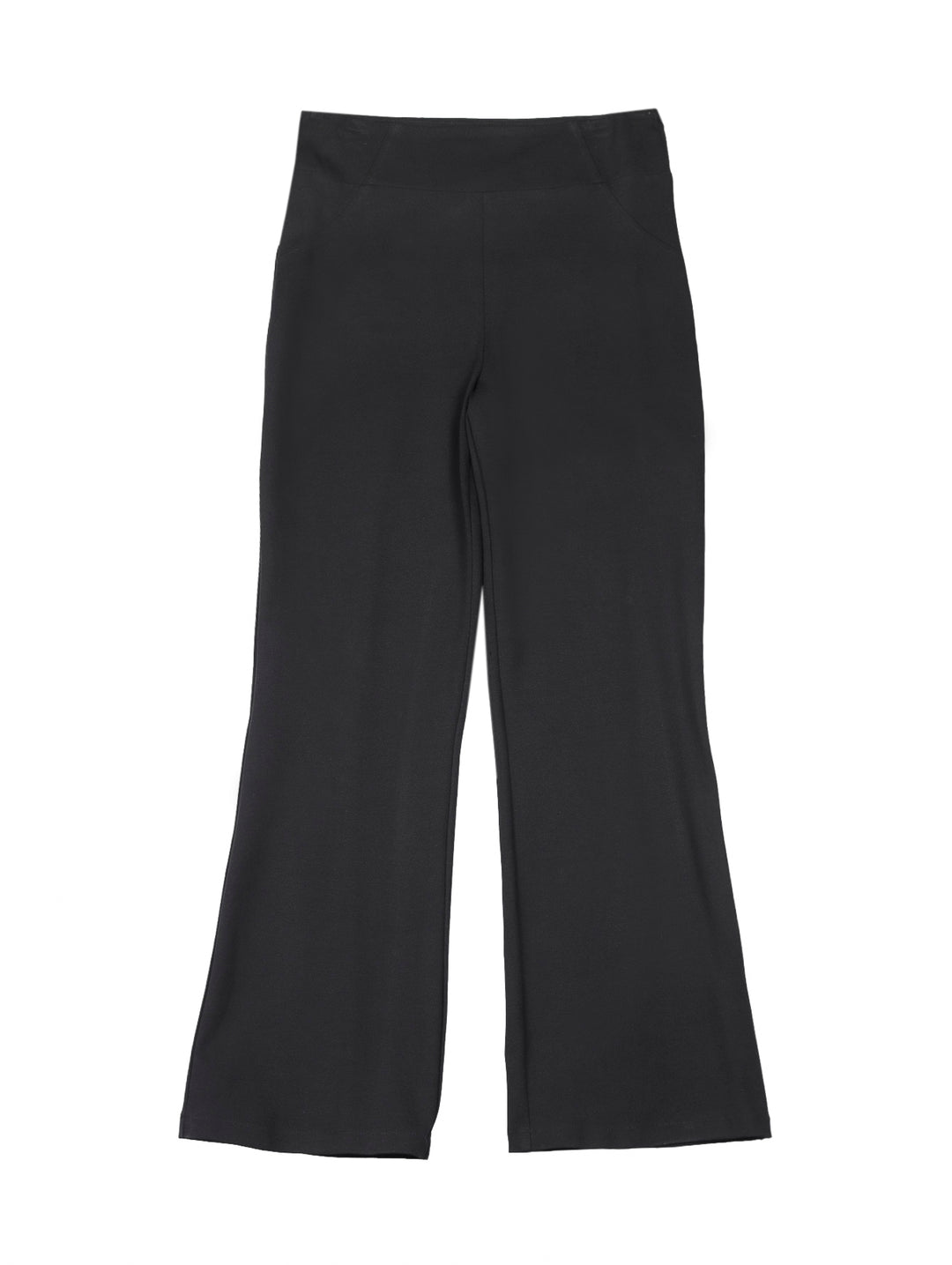 Mujer vistiendo pantalón recto negro de maternidad y camiseta blanca.