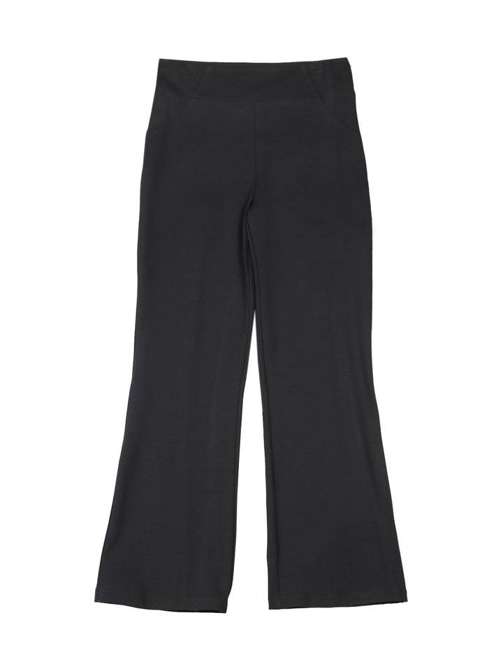 Mujer vistiendo pantalón recto negro de maternidad y camiseta blanca.