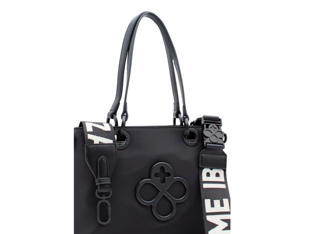 Bolso tote color negro de Jaime Ibiza con asa corta y correa larga ajustable.