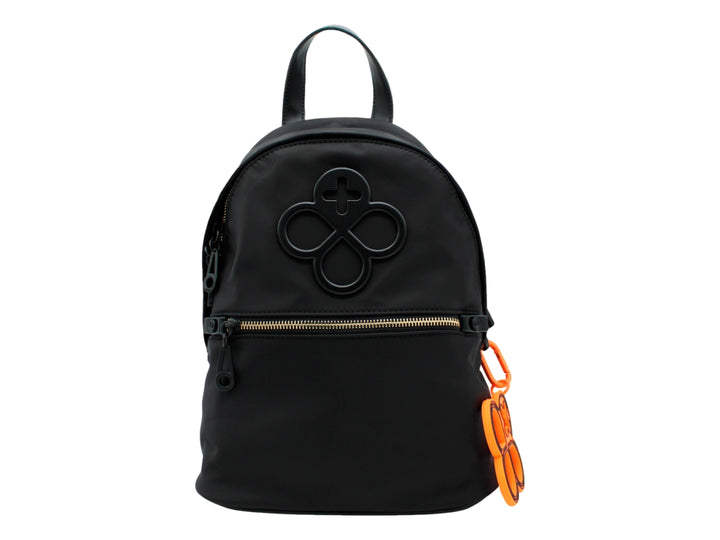 Mochila escolar color negro de Jaime Ibiza con bolsillo frontal y un accesorio colgante en color naranja.