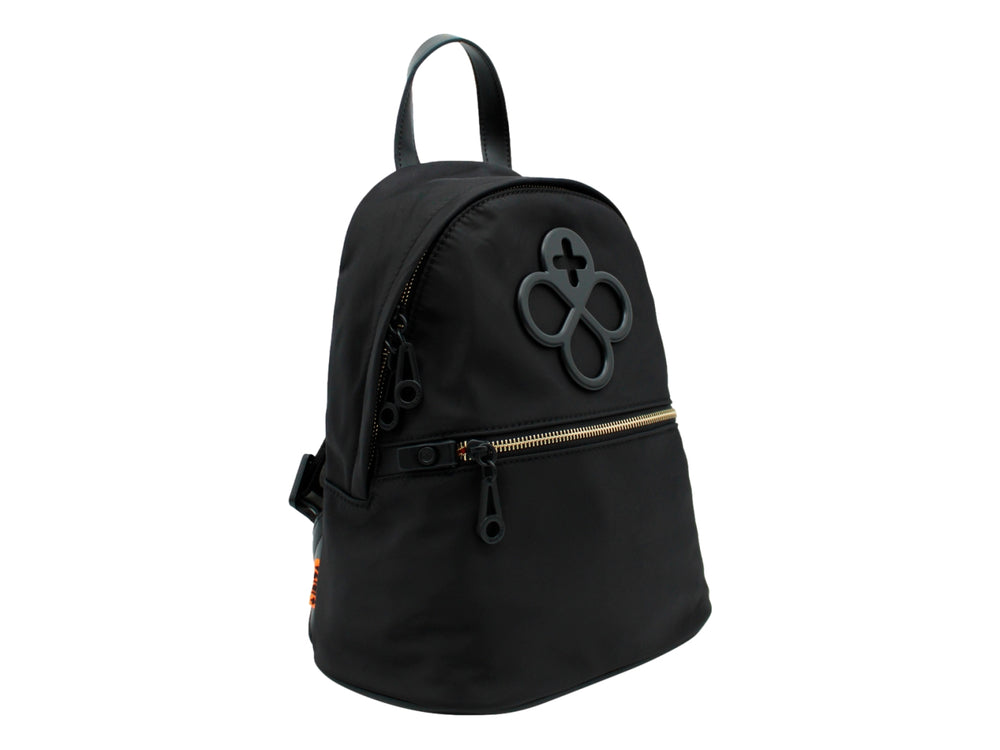 Mochila escolar color negro de Jaime Ibiza con bolsillo frontal y un accesorio colgante en color naranja.