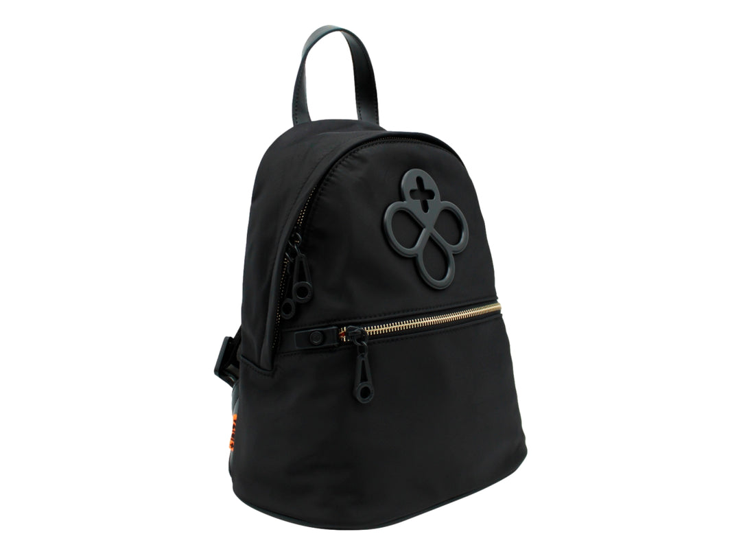 Mochila escolar color negro de Jaime Ibiza con bolsillo frontal y un accesorio colgante en color naranja.