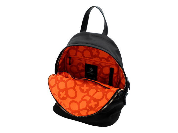 Mochila escolar color negro de Jaime Ibiza con bolsillo frontal y un accesorio colgante en color naranja.