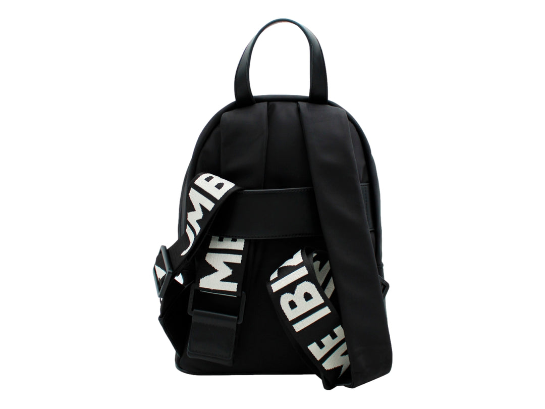 Mochila escolar color negro de Jaime Ibiza con bolsillo frontal y un accesorio colgante en color naranja.