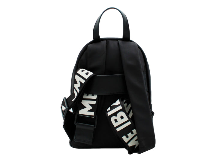 Mochila escolar color negro de Jaime Ibiza con bolsillo frontal y un accesorio colgante en color naranja.