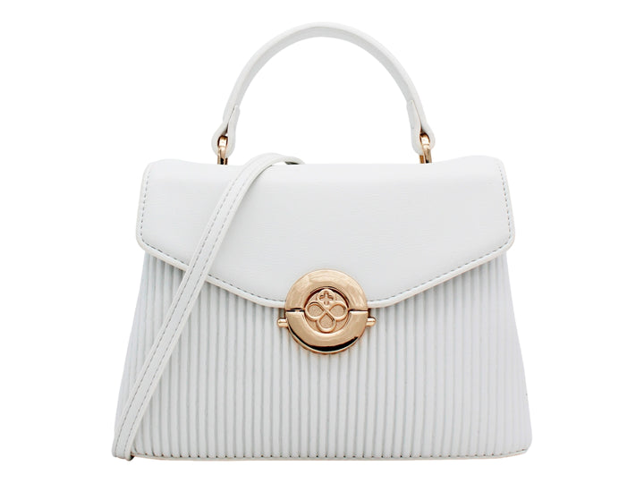 Bolso blanco con textura plisada, asa superior y cierre circular dorado.