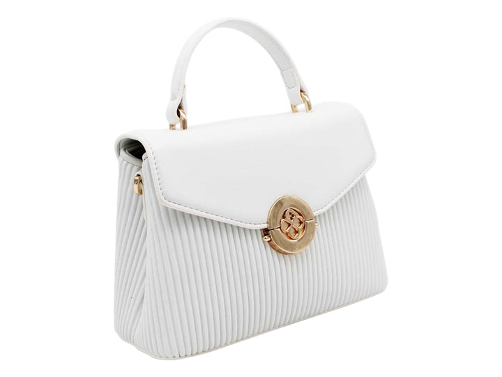 Bolso blanco con textura plisada, asa superior y cierre circular dorado.