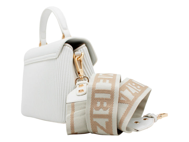 Bolso blanco con textura plisada, asa superior y cierre circular dorado.