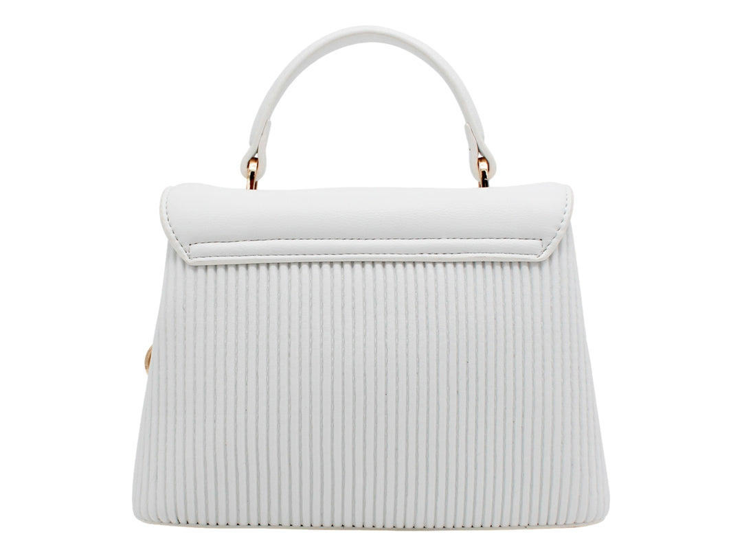 Bolso blanco con textura plisada, asa superior y cierre circular dorado.