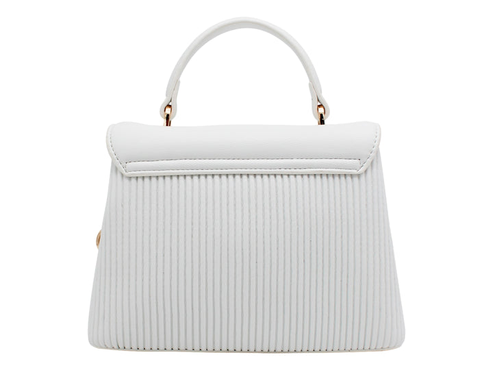 Bolso blanco con textura plisada, asa superior y cierre circular dorado.
