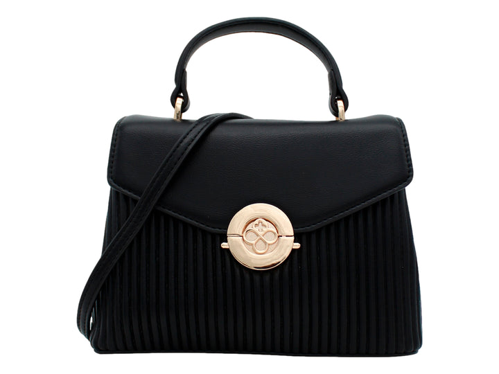 Bolso negro con asa superior, correa y detalle plisado con cierre dorado circular.