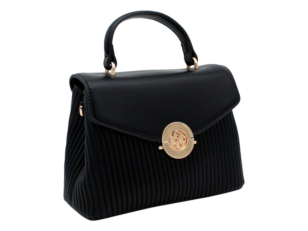 Bolso negro con asa superior, correa y detalle plisado con cierre dorado circular.
