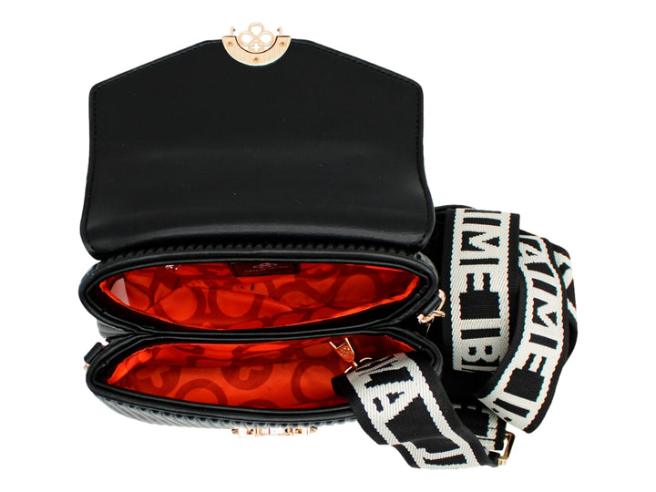 Bolso negro con asa superior, correa y detalle plisado con cierre dorado circular.