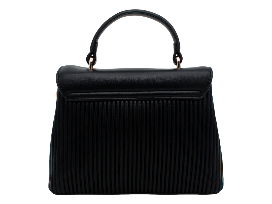 Bolso negro con asa superior, correa y detalle plisado con cierre dorado circular.