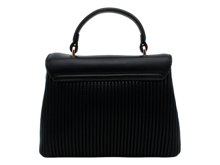 Bolso negro con asa superior, correa y detalle plisado con cierre dorado circular.