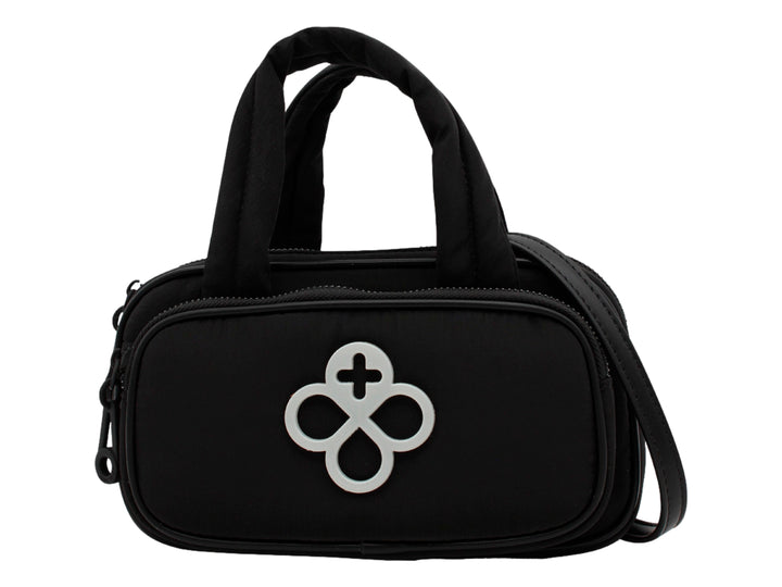 Bolso pequeño de color negro con asas superiores y correa ajustable, con logotipo blanco frontal.