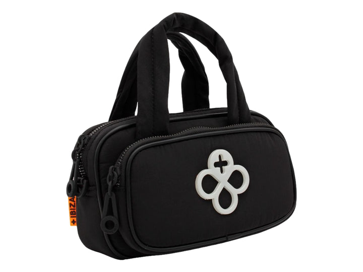 Bolso pequeño de color negro con asas superiores y correa ajustable, con logotipo blanco frontal.