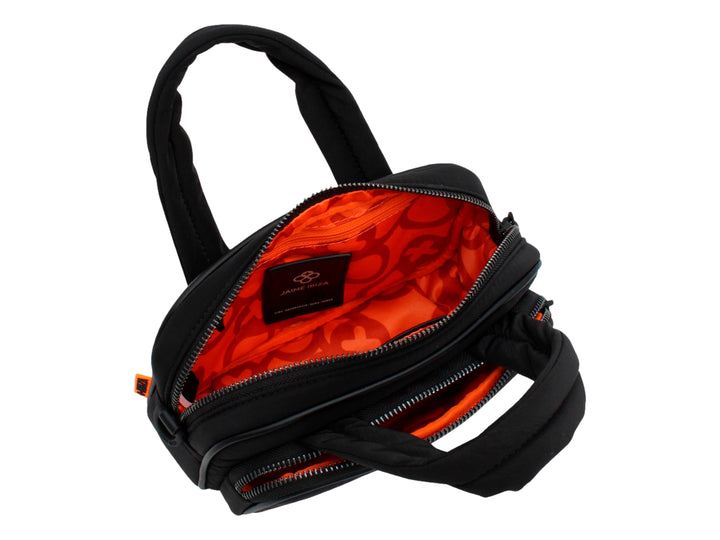 Bolso pequeño de color negro con asas superiores y correa ajustable, con logotipo blanco frontal.