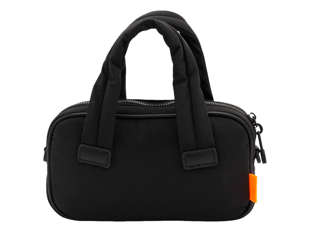 Bolso pequeño de color negro con asas superiores y correa ajustable, con logotipo blanco frontal.