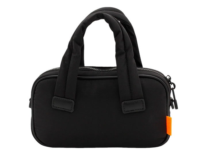 Bolso pequeño de color negro con asas superiores y correa ajustable, con logotipo blanco frontal.