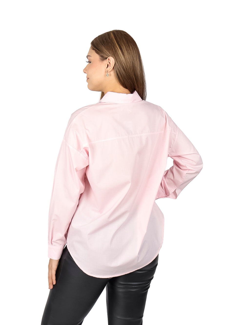 Camisa de popelina color rosa con detalles brillantes en los bolsillos frontales.