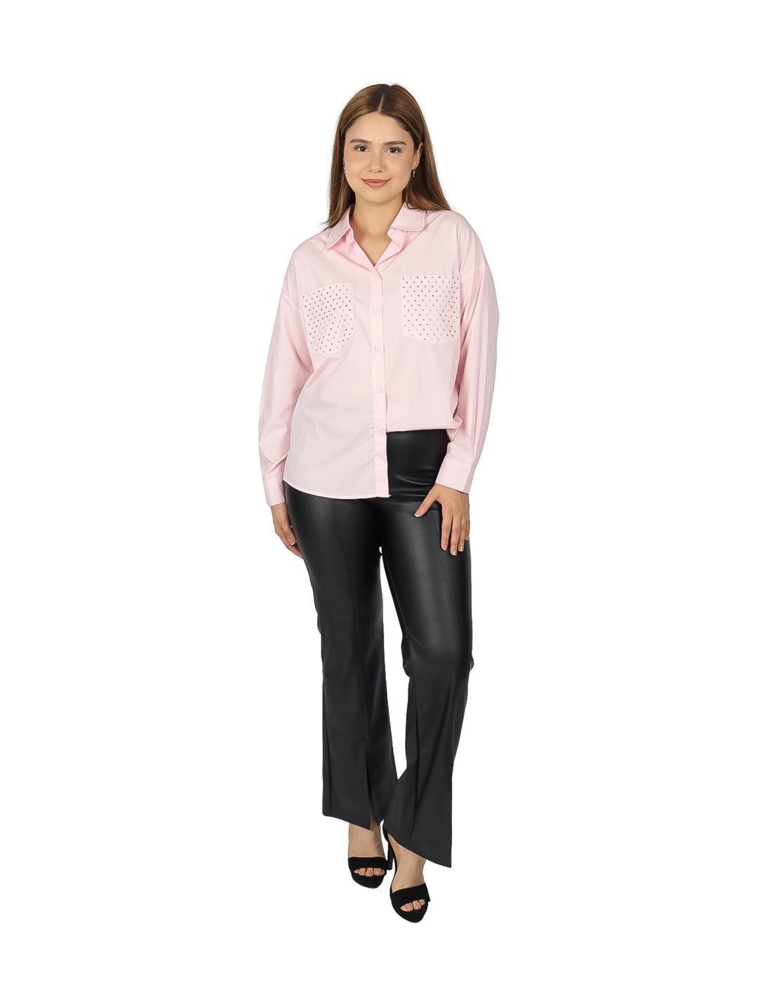 Camisa de popelina color rosa con detalles brillantes en los bolsillos frontales.