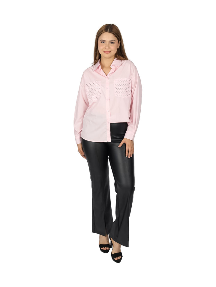 Camisa de popelina color rosa con detalles brillantes en los bolsillos frontales.