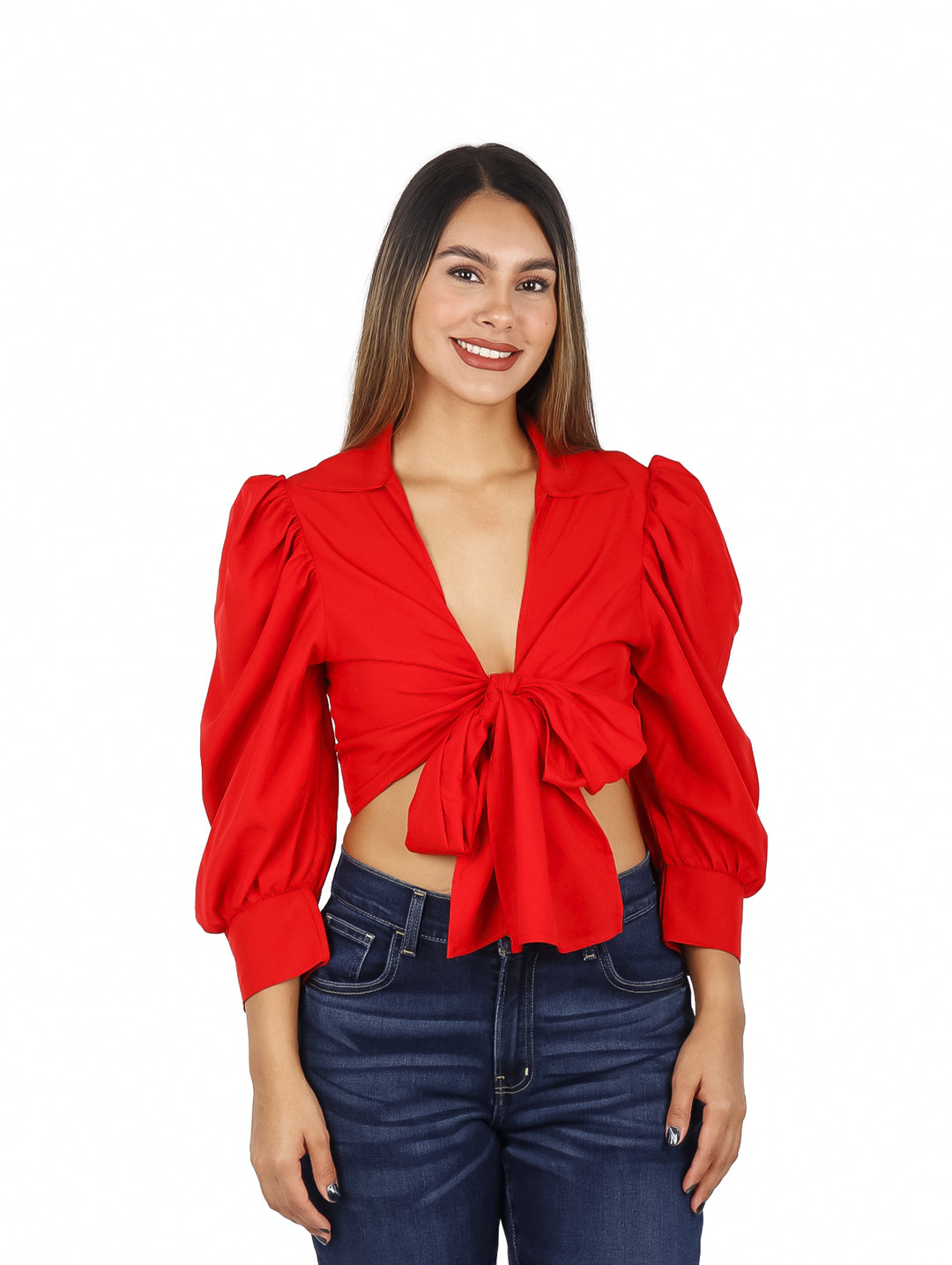 Blusa roja de manga larga abullonada con cuello en V y amarre frontal.