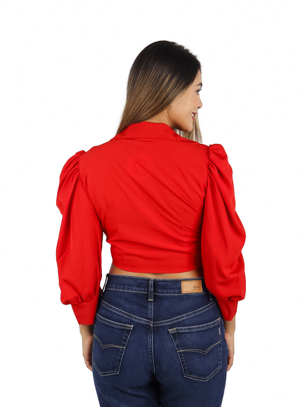 Blusa roja de manga larga abullonada con cuello en V y amarre frontal.